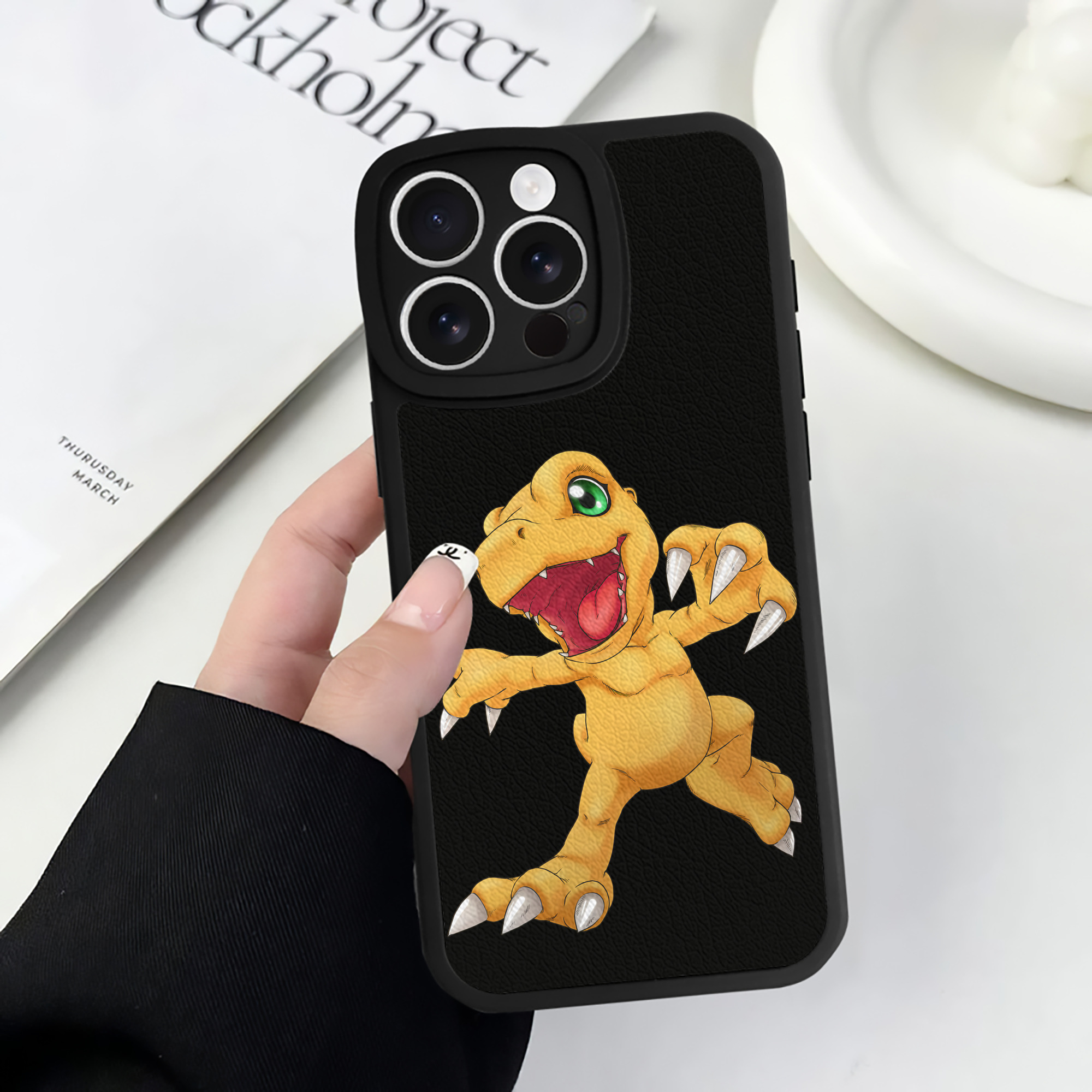 （画像用） Digimon デジタルモンスター/デジモン 【iPhone 16シリーズ対応】シリコンスマホケース（レザー調） 材質：シリコン